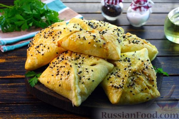 Слойки с кабачками, курицей и творожным сыром