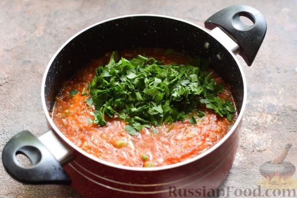 Стручковая фасоль в томатном соусе со сладким перцем, чесноком и зеленью (на зиму)