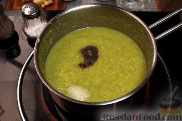 Крем-суп из брокколи с копченым сыром