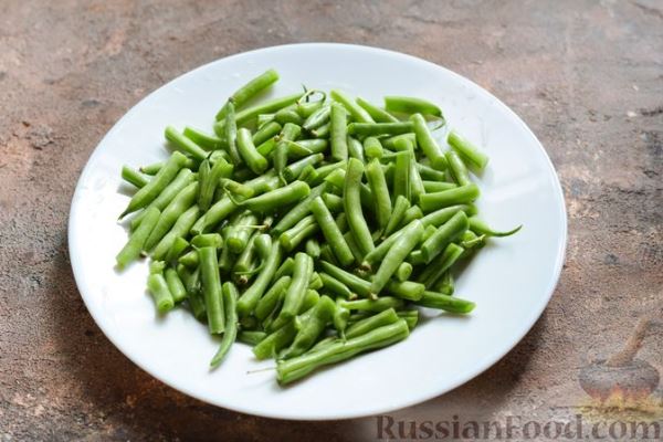 Стручковая фасоль в томатном соусе со сладким перцем, чесноком и зеленью (на зиму)