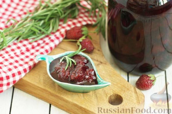 Клубничное варенье с розмарином, водкой и бальзамическим уксусом